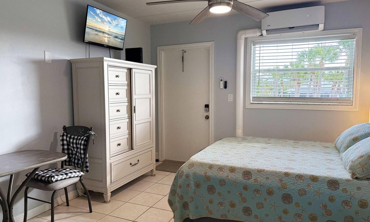 Golden Beach Apartment | Venice Villas Studio – Upper Level Poolside