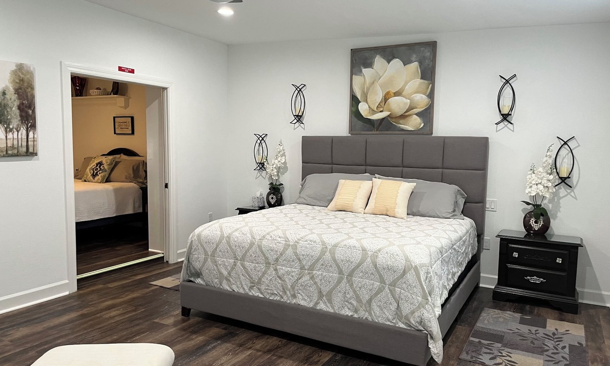 Spring Hill House | Very comfortable house , plenty of room . Lots of TVs for guest. No work crews.