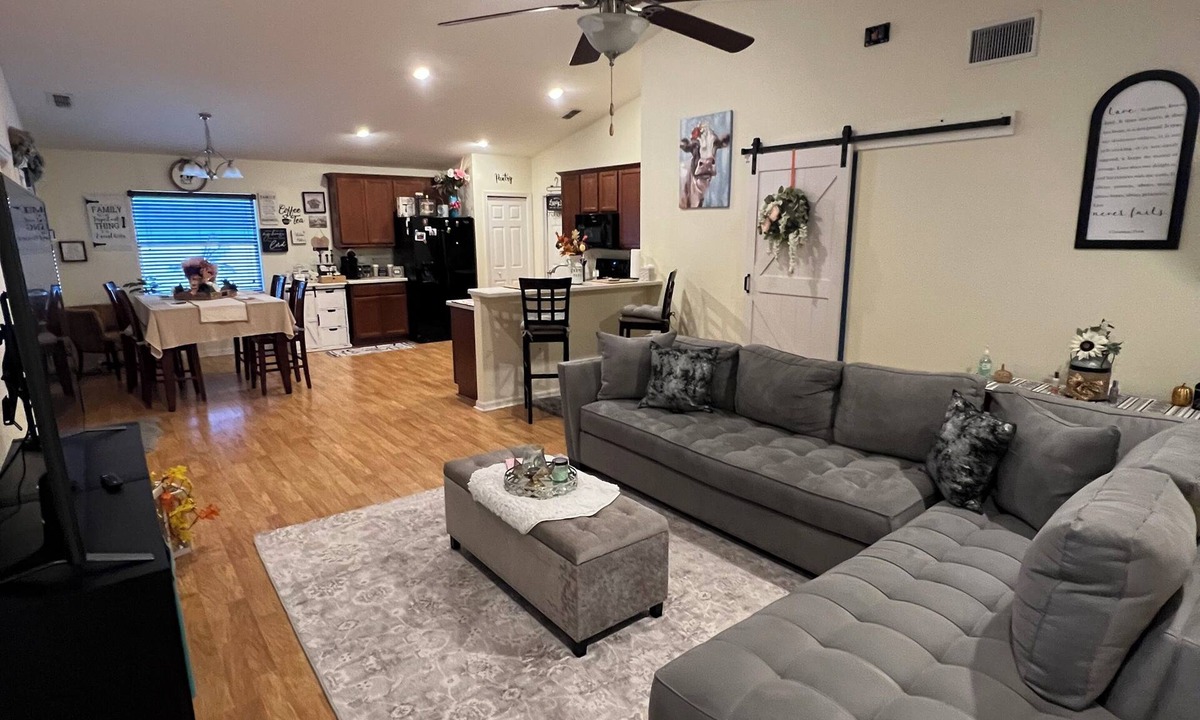 Winter Haven House | Vibrant 3-Bedroom Escape in Lovely Winter Haven Featuring Refreshing A/C