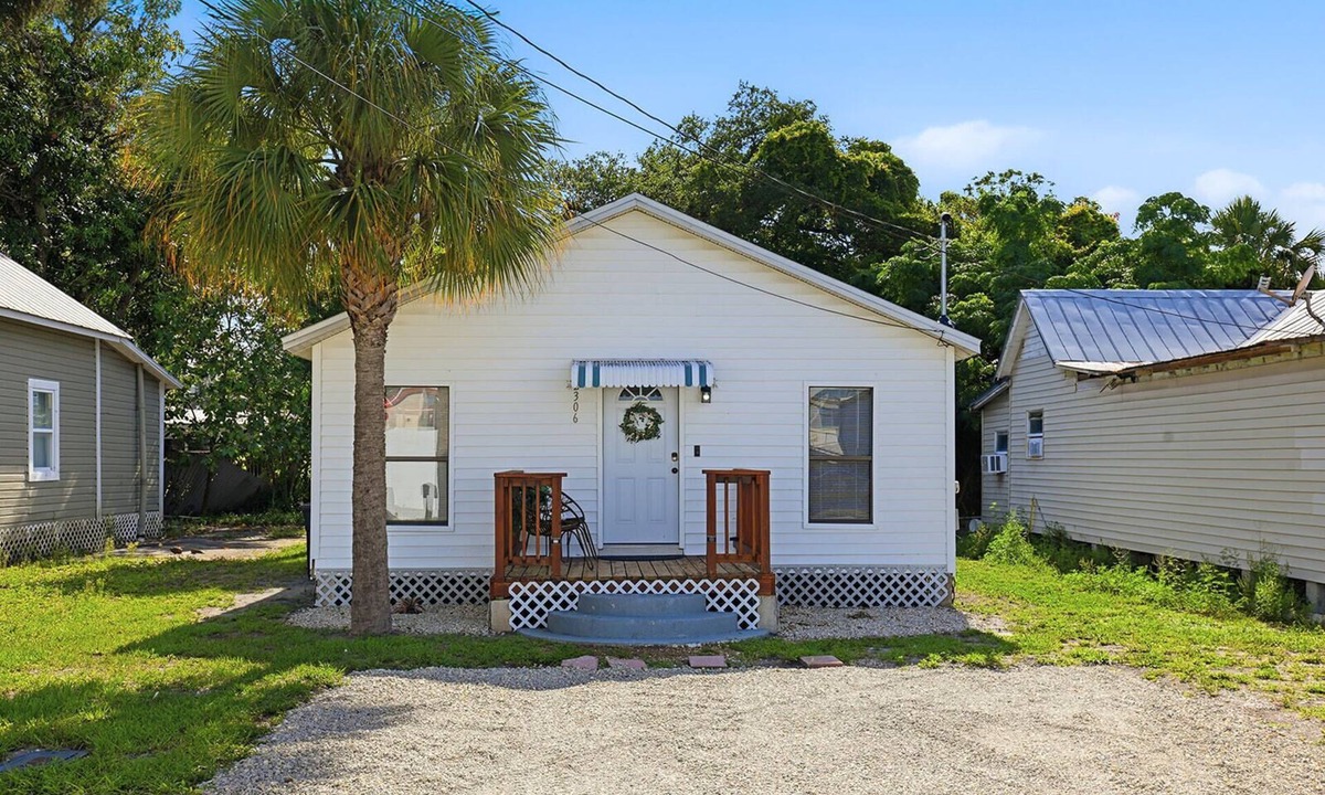 Fort Myers House | Vibrant Bungalow in Historical Fort Myers District