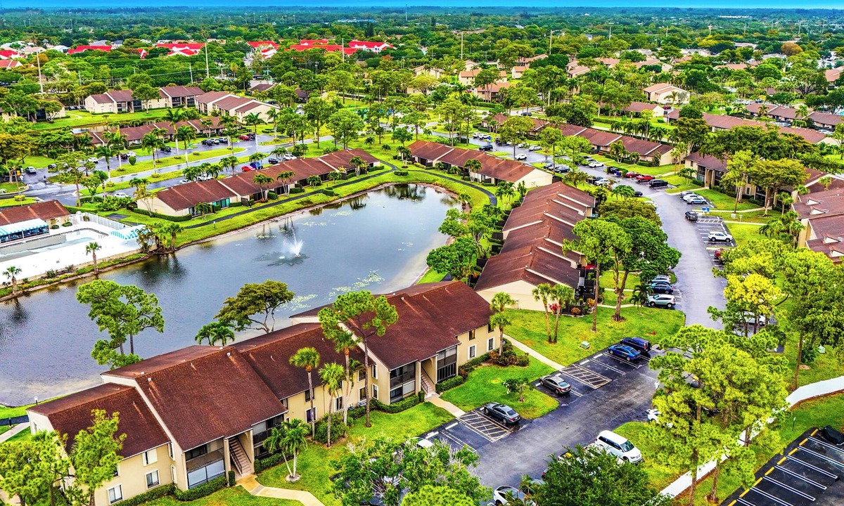 Greenacres Condo | Vibrant Lakefront Retreat - Artistic 2BR Condo with Boutique Vibes