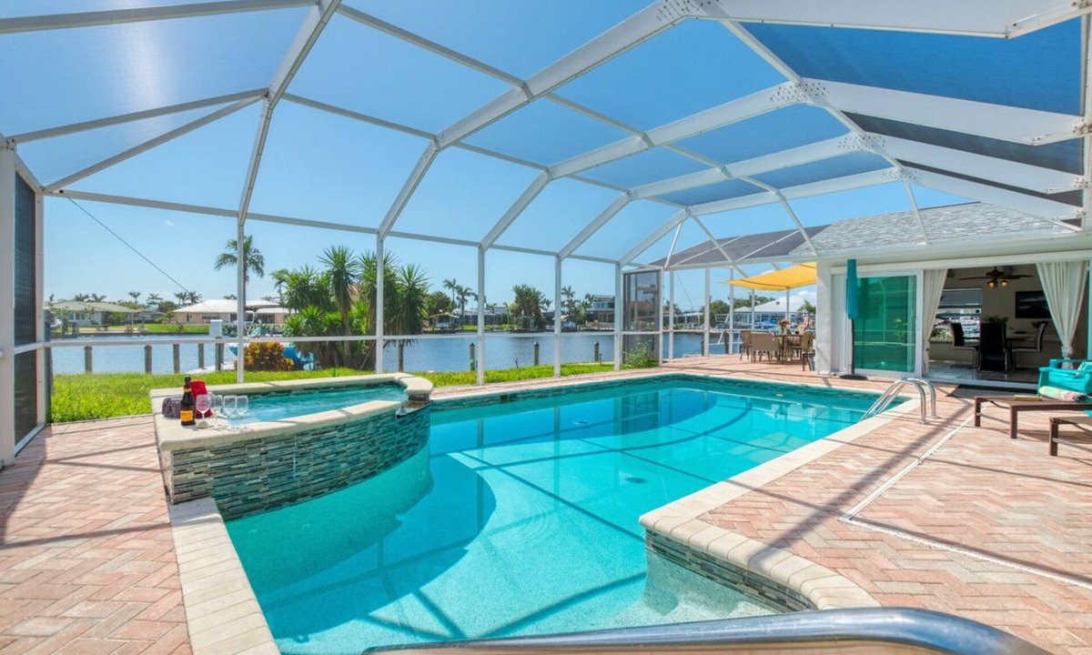 Yacht Club Villa | VILLA MIKADO – HEATED POOL & SPA | GULF ACCESS | BOAT RENTAL + TOURS VOUCHER INCL.