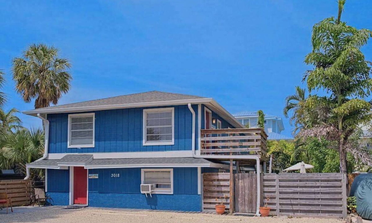 Ilexhurst Villa | Villa near the beach with a spacious yard, kitchens, & washer-dryer
