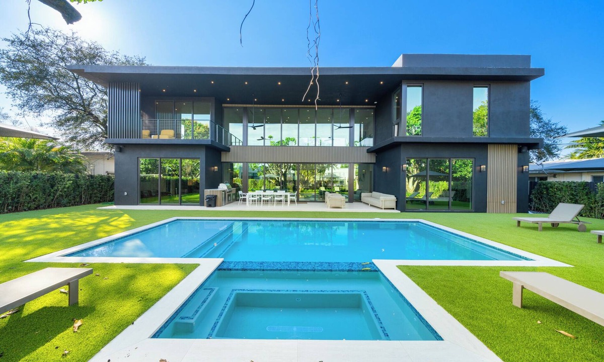 North Miami Beach House | Villa Onyx, a modern oasis.