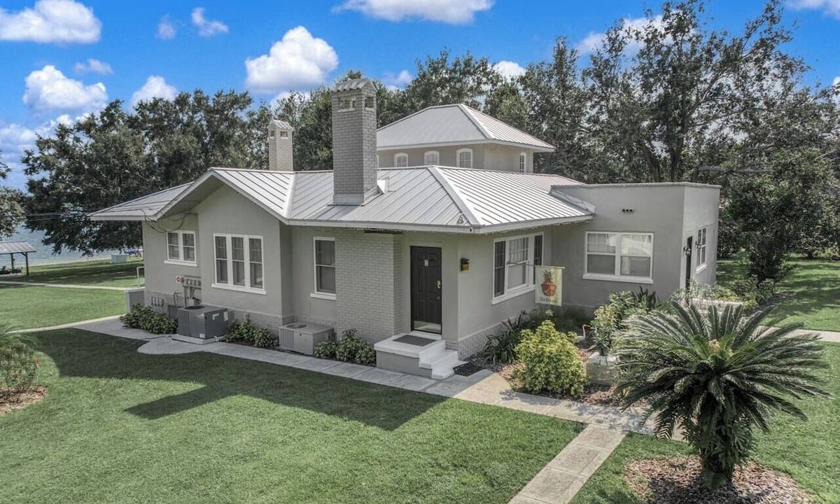 Florida South Atlantic Coast Apartment | Vintage Lakefront 1-bedroom apartment at Villa Lotela in Avon Park - Apt. # 2