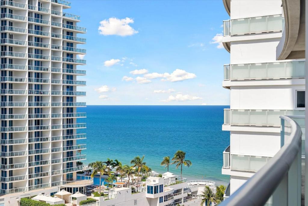 Central Beach Apartment | W Fort Lauderdale Corner Unit with Ocean View and Resort Access - 2BR 2BA