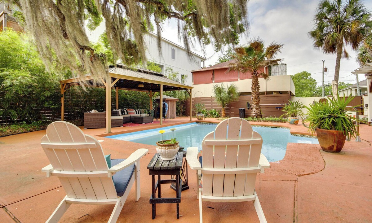 Biloxi House | Walk to Beach! Romantic 'Deja View' Apt in Biloxi