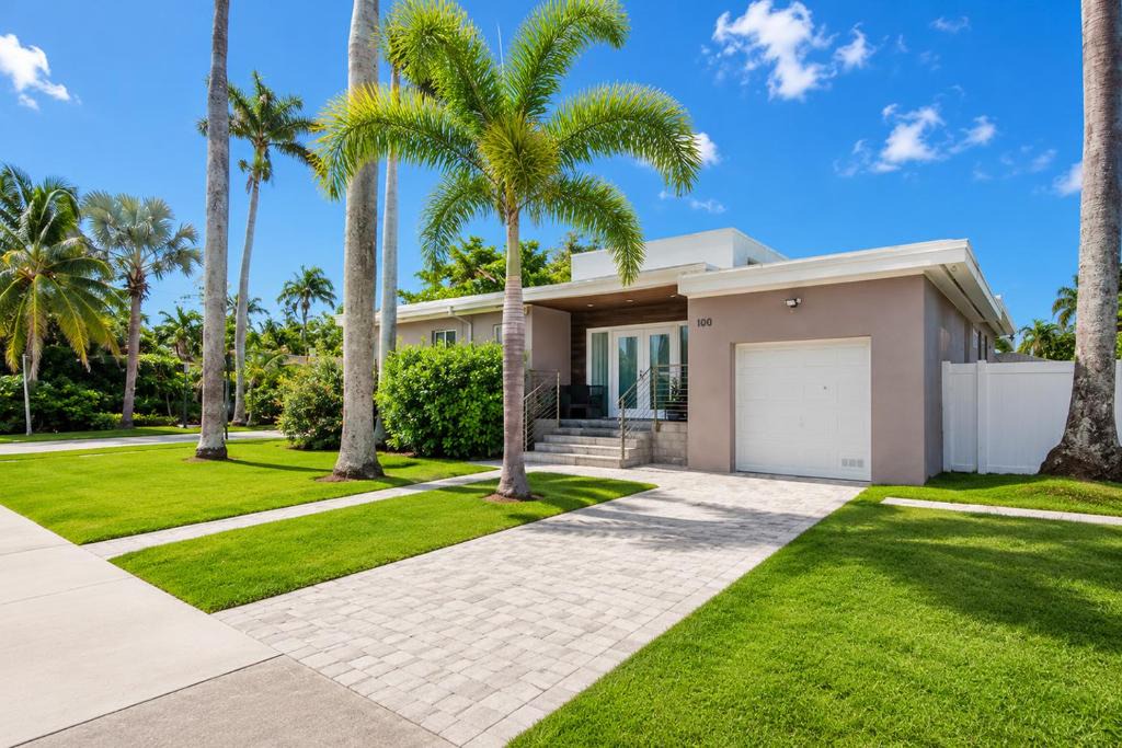 Hollywood Lakes Villa | WALK to Hollywood Beach Stylish 5BR and 4BA Villa