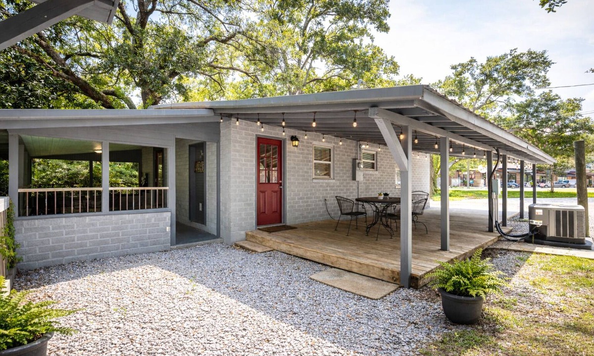 Biloxi Cottage | Walk to the beach & Downtown! Ocean Springs in perfect location! Azalea Cottage