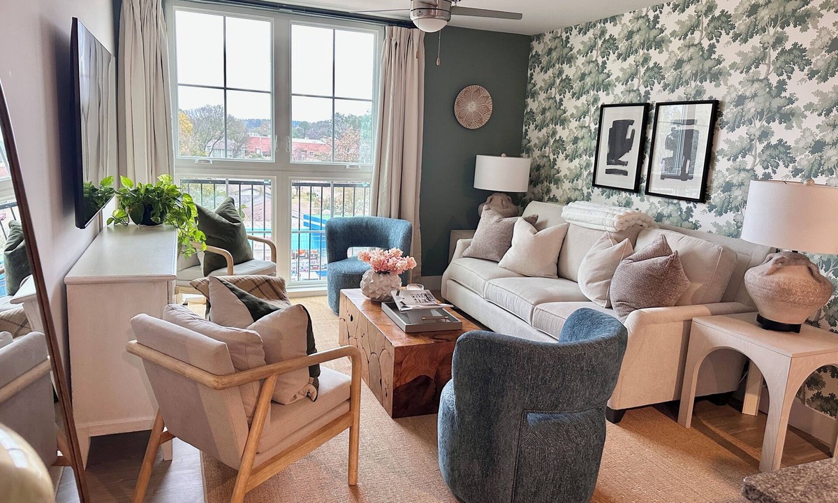 Oxford Condo | WALK TO THE STADIUM & SQUARE! Best location! Sleeps 7, stocked fridge & snacks!
