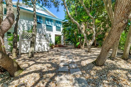 Summerplace House | Walk to Wabasso Beach: Home w/Hot Tub & Bikes