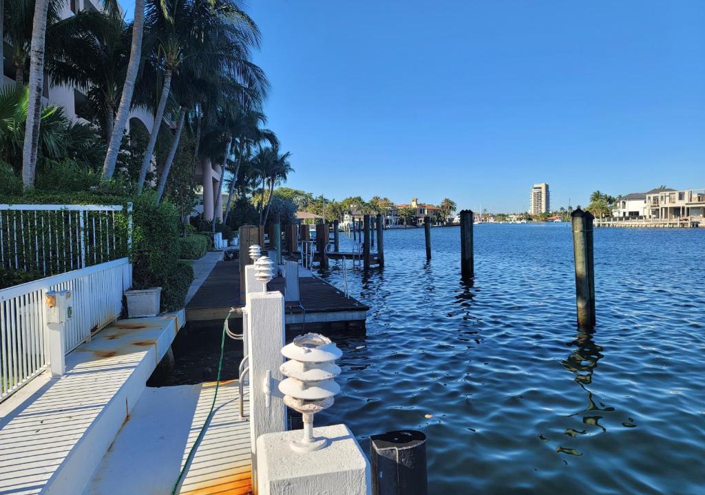 Central Beach Apartment | Waterfront- 4 BR 3 Bath, intercostal,pool,5 min walk to beach-8