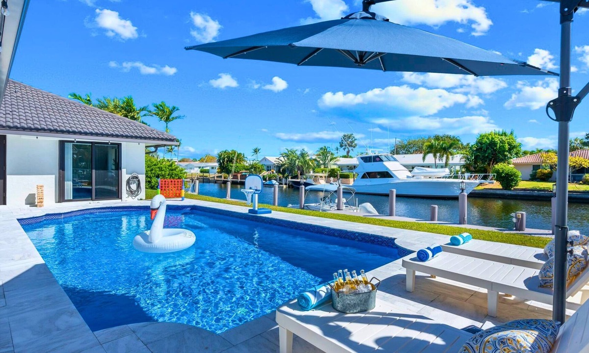 Lighthouse Point House | Waterfront | Boat Rental | Heated Pool | Games Room | Sleeps 8