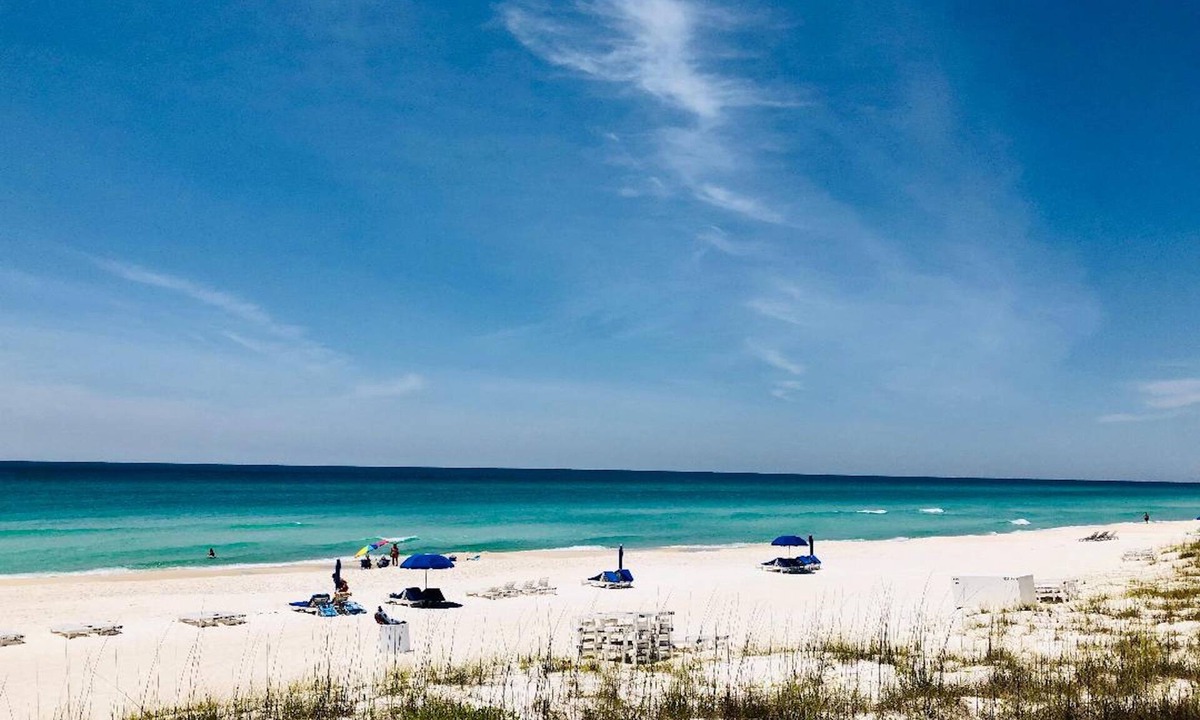 Sunnyside Apartment | Waterfront condo w/ a shared pool, hot tub, & tennis courts - walk to the beach