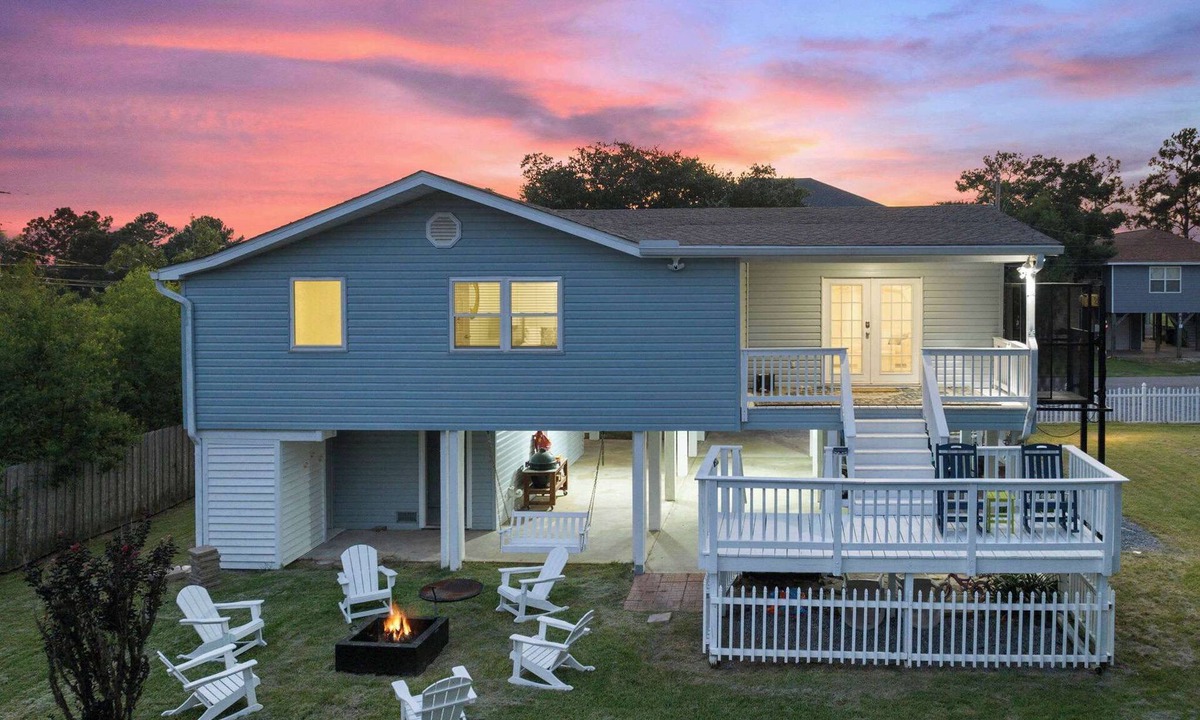 Shoreline Park House | Waterfront|FirePit|GolfCart|Mins to Casino & Beach