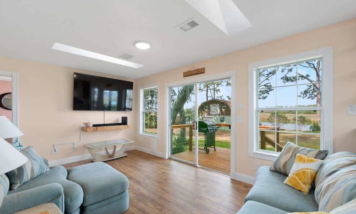 Northside House | Waterfront Fishing Cottage, 2 King Beds, 75in HDTV, Family Friendly