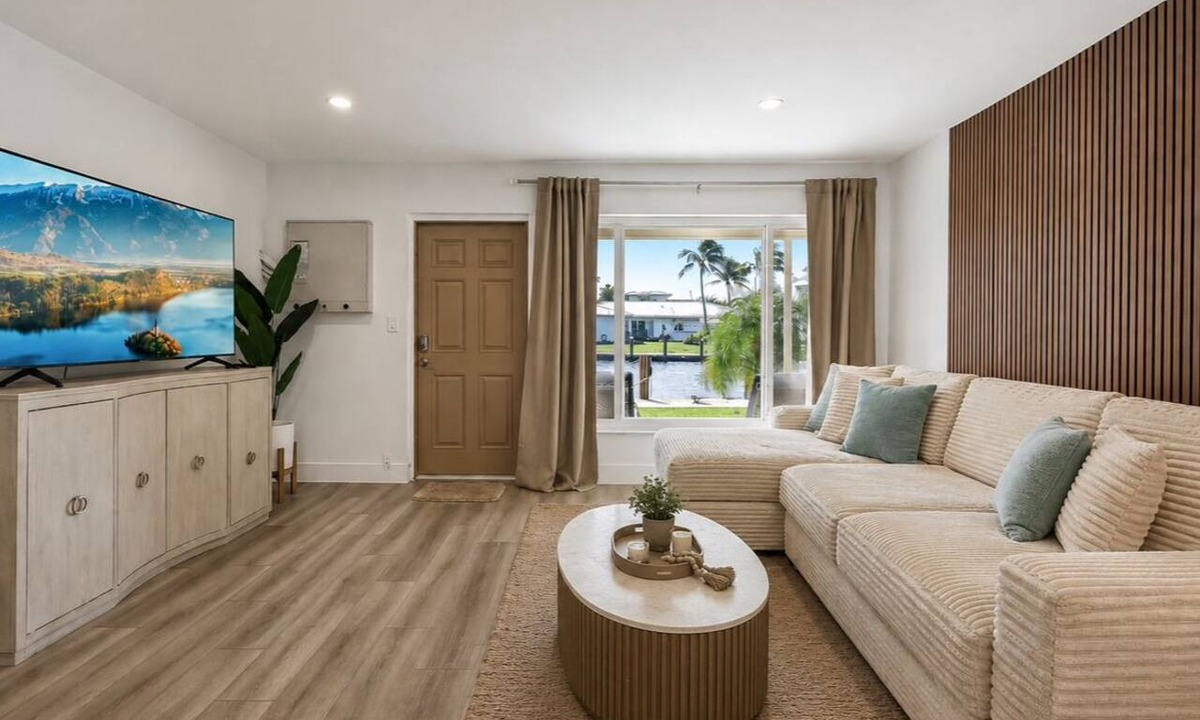 Coral Ridge Apartment | waterfront Fort Lauderdale condo with heated pool free parking king bed
