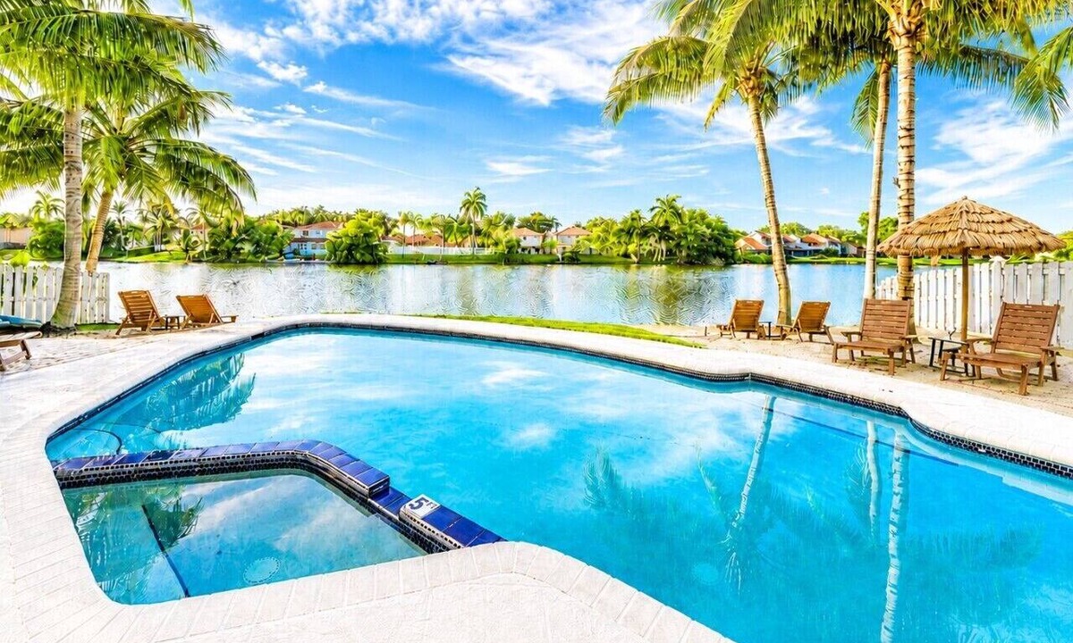 Pembroke Pines Villa | Waterfront Villa | Beach, Game Room, Cinema & Spa