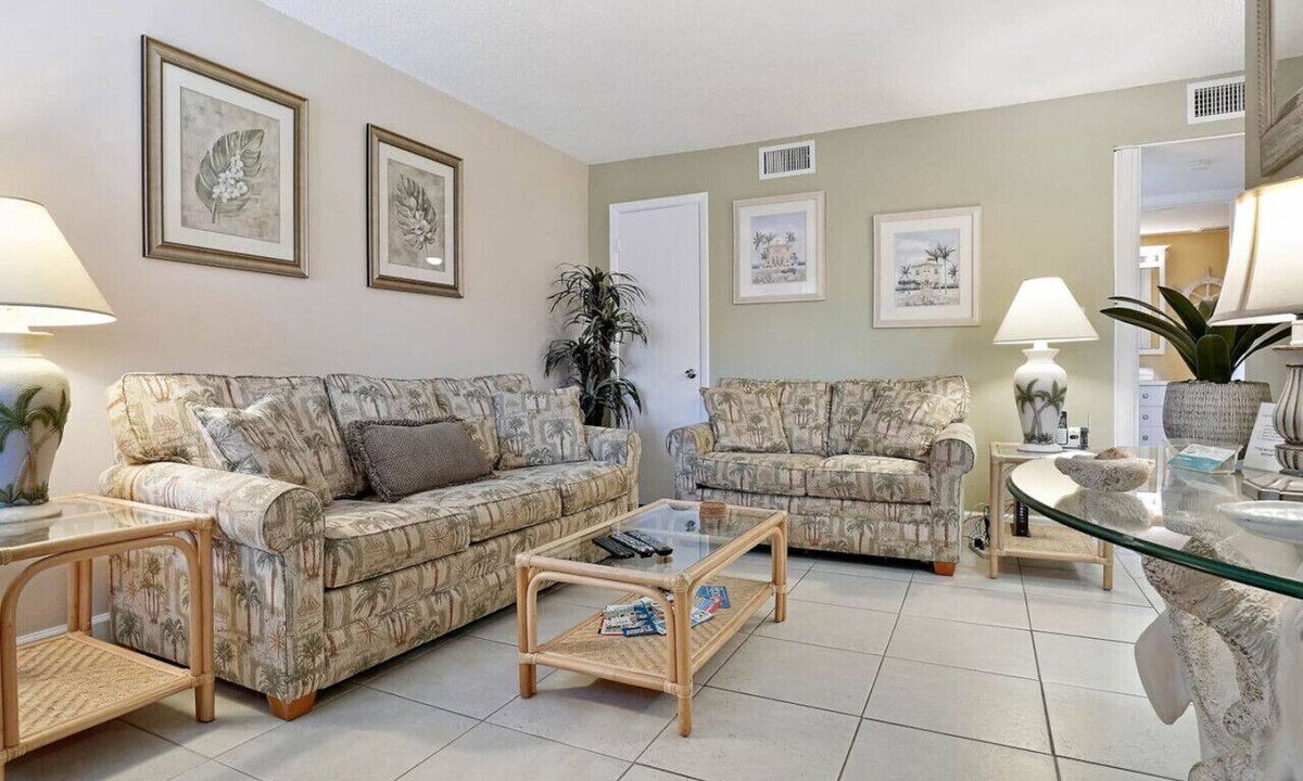 St. Pete Beach Condo | Waves 16: Chic 1BR Condo Steps from St. Pete Beach with Pool Access