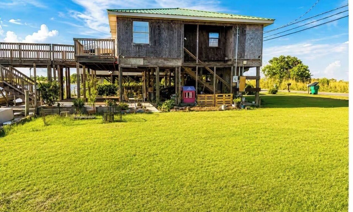 Slidell House | WELCOME to Pirates Harbor! Crab, fish & relax. Rare private boat launch & hoist