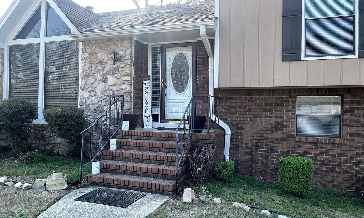 New Castle House | Welcome to this lovely 3 bedroom home near access to all the city has to offer.