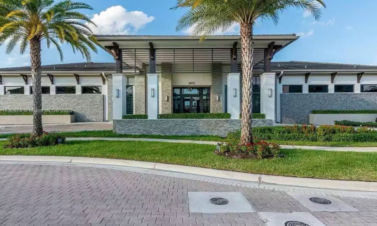 Miami Lakes House | Where Peace Meets Prestige!