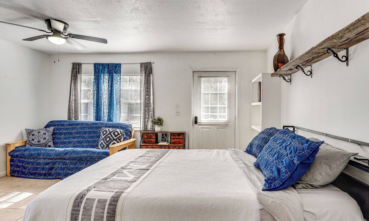 Interlachen Apartment | Wooded Couple's Retreat w/Lanai in Interlachen