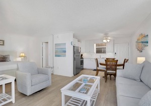 3RD FLOOR STUDIO | POOL-VIEW LANAI | KING BED | FREE PARKING | STEPS TO BONITA BEACH
