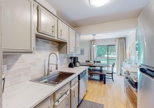 Charming Getaway W/Golf Course Views, Patio, Shared Pool/Hot Tub & Beach Access