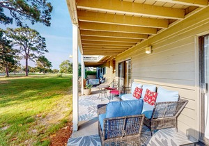 Charming Getaway W/Golf Course Views, Patio, Shared Pool/Hot Tub & Beach Access