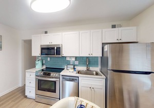 Charming Gulf-front getaway with WiFi, pools, picnic area, tennis & beach access