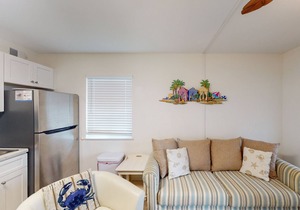 Charming Gulf-front getaway with WiFi, pools, picnic area, tennis & beach access