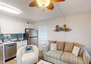 Charming Gulf-front getaway with WiFi, pools, picnic area, tennis & beach access