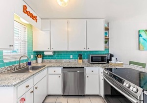 Charming Harbor House 2bd 2ba Heated Pool Beach & Ocean View Balcony
