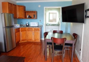Comfort and Convenience! 2 Relaxing Units, Free Breakfast & Parking, Onsite Pool in Melbourne