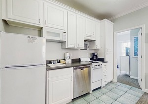 Comfortable condo w/two shared pools & direct beach access