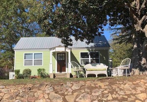 Cottage Suite 2 - King Studio Apt.