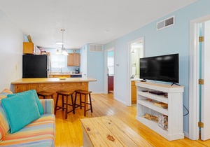 Gorgeous Condo in Beachfront Location w/Shared Pool, Central AC, Free WiFi