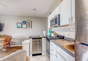 Gulf-front condo on the beach with panoramic beach views & pool access