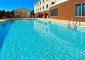 Holiday Inn Express Hotel & Suites Talladega, an IHG Hotel