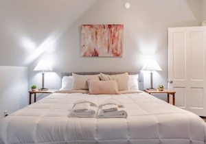 Mins from Downtown & Dining, Dauphin Darling 3 & 4