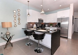 ★ Modern 6 Guest End Townhome - Pool & Balcony ★ in Clermont