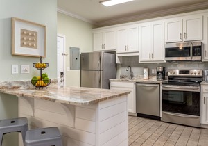 Modern & luxurious ground-floor condo near the Gulf with pools