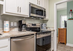 Modern & luxurious ground-floor condo near the Gulf with pools