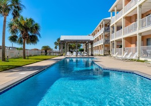 Modern & luxurious ground-floor condo near the Gulf with pools