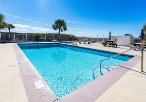 Oceanfront Condo at Plantation East - Shared Pools, Hot Tubs, Tennis, AC & WiFi
