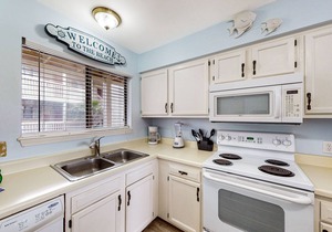 Partial lagoon-view charming condo with beach access minutes away