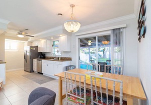PRIVATE Beach House, Very Close to Beach 204. Newly updated, Best Value!