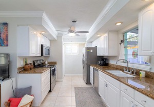PRIVATE Beach House, Very Close to Beach 204. Newly updated, Best Value!
