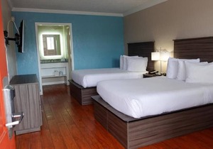 Relax and Recharge! 2 Serene Units, Free Breakfast & Parking, Pool! in Melbourne